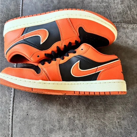 Jordan Athletic Shoes Black and Orange - Picture 4 of 5